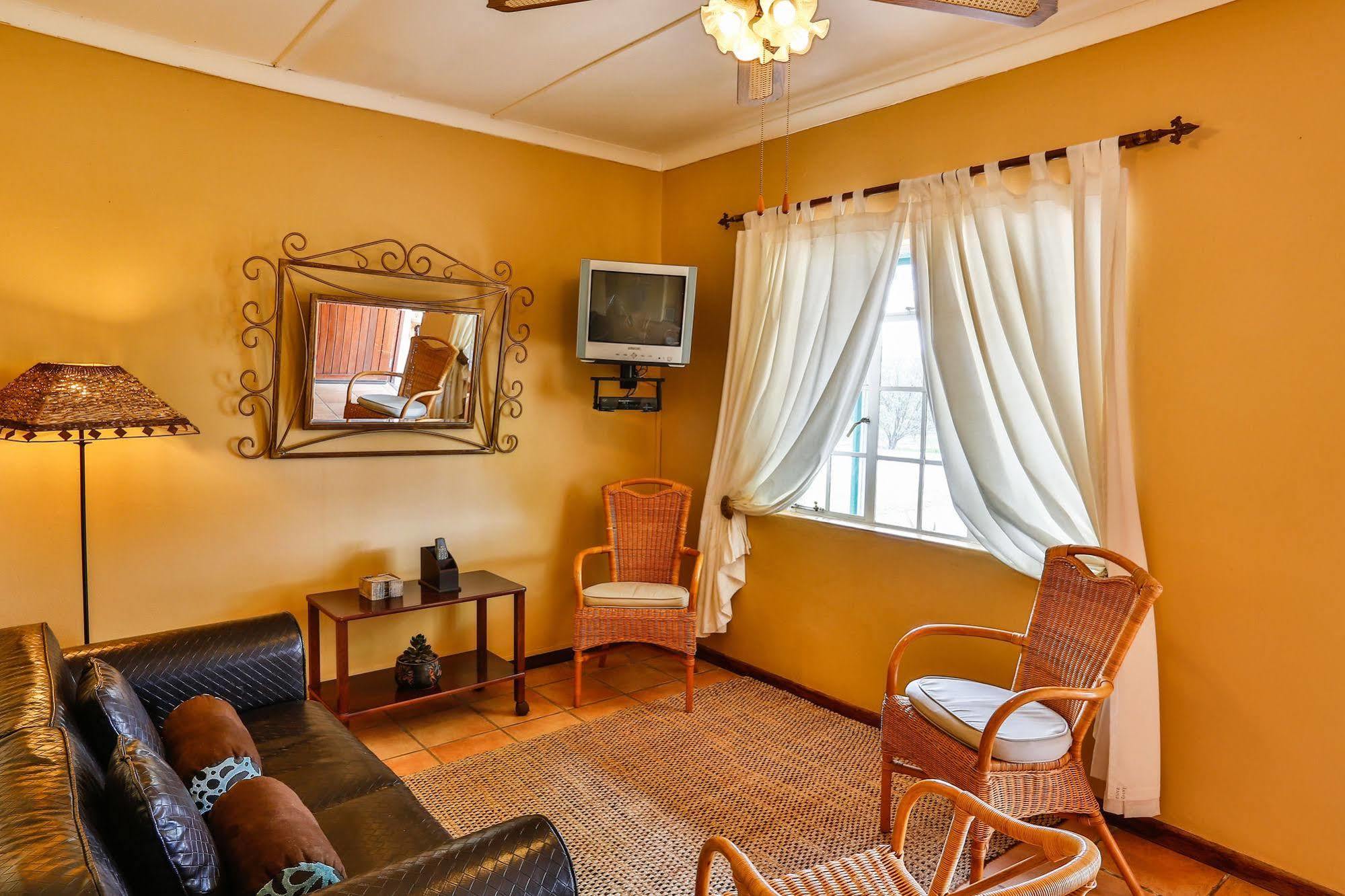 Villa Olive Grove Guest Farm Beaufort West Esterno foto